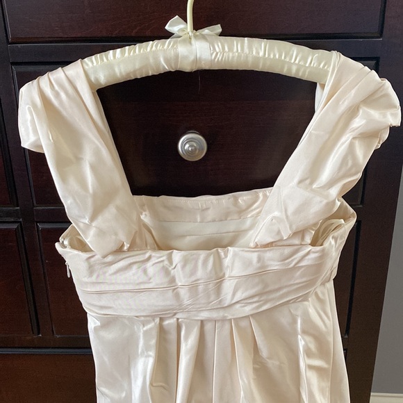 New Price!! Vera Wang Wedding Dress. Excellent condition. Worn once. Size 6. - Picture 5 of 14